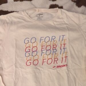 Brooks Kids Short-Sleeve Graphic Tee in Cream with Blue, Gold & Red Print